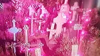 Un preot din Galați a pus, noaptea, candele la toate crucile din cimitir și le-a aprins