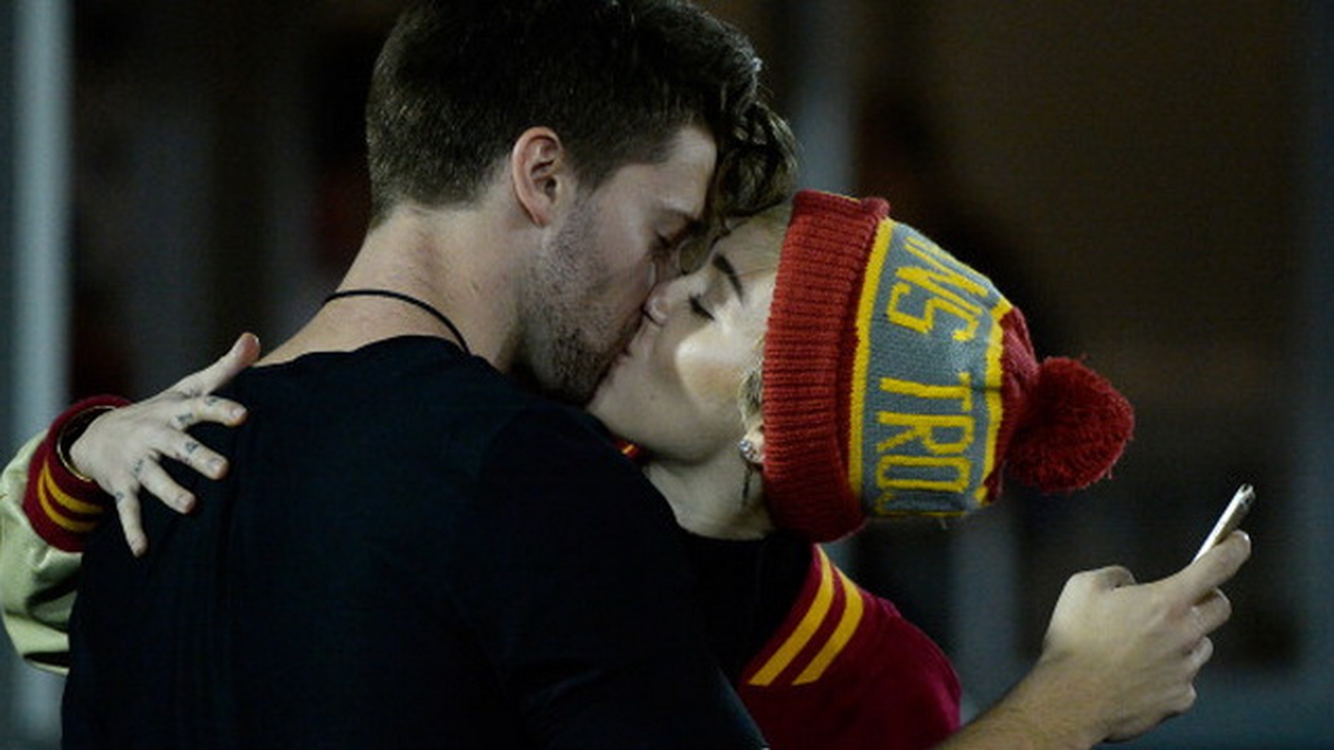 Miley Cyrus s-a combinat cu Patrick Schwarzenegger! Cei doi au fost surprinsi in timp ce se sarutau in public