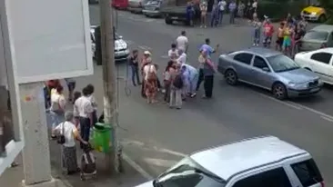 Accident grav în Crângaşi. Tânără inconştientă după ce a fost lovită de o maşină