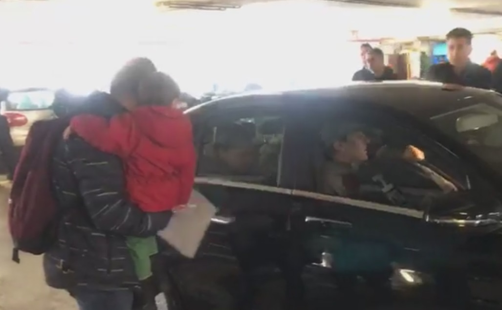 Gest sfâşietor făcut de Simona Halep pe aeroport! Extenuată şi dezamăgită după înfrângerea de la Australian Open, tenismena a clacat şi a făcut praf visul unui copil