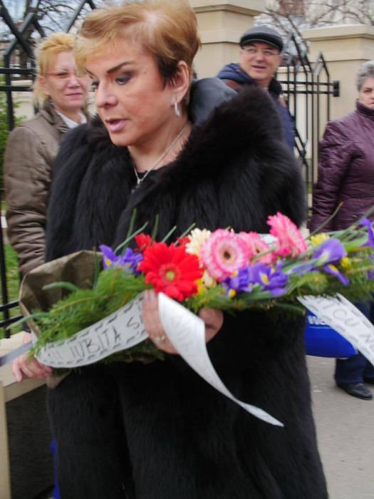 Ionela Prodan a fost de-a dreptul copleşită de durerea pierderii bunei ei prietene, Ileana Ciuculete, iar atunci când a ajuns la căpătâiul acesteia a sărutat cu lacrimi în ochi crucea de lângă sicriu.