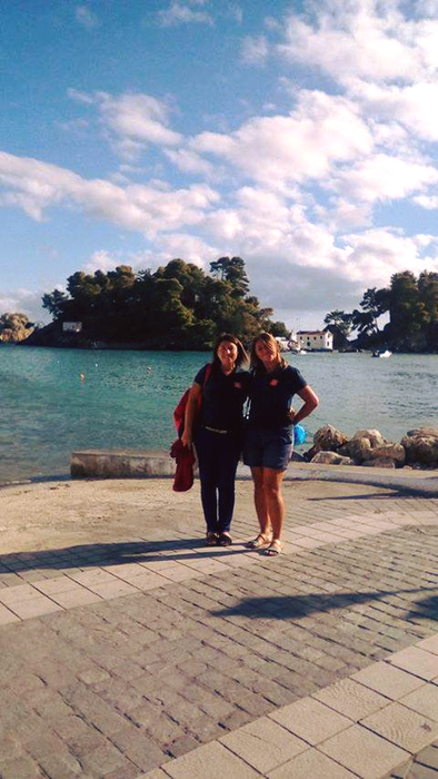 Daniela și Marcela sunt și ghizi în Grecia