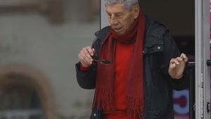 Imagini exclusive. La 80 de ani, Mitică Popescu îşi ”antrenează” şarmul în Dorobanţi