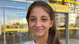 Povestea Corinei, fetiţa din Arad care îşi îngrijeşte de una singură frăţiorii: "Hainele le purtăm de la unul la altul"