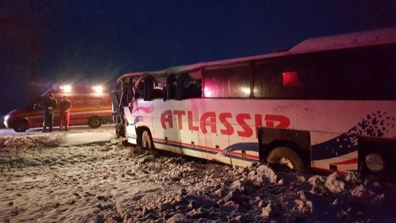 Un autocar cu 18 pasageri s-a răsturnat în Olt, pe DN 64