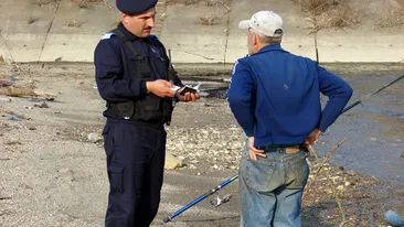 Patru pescari aflaţi cu barca pe mare, lângă Portul Agigea, salvaţi după ce nu au putut ajunge la mal