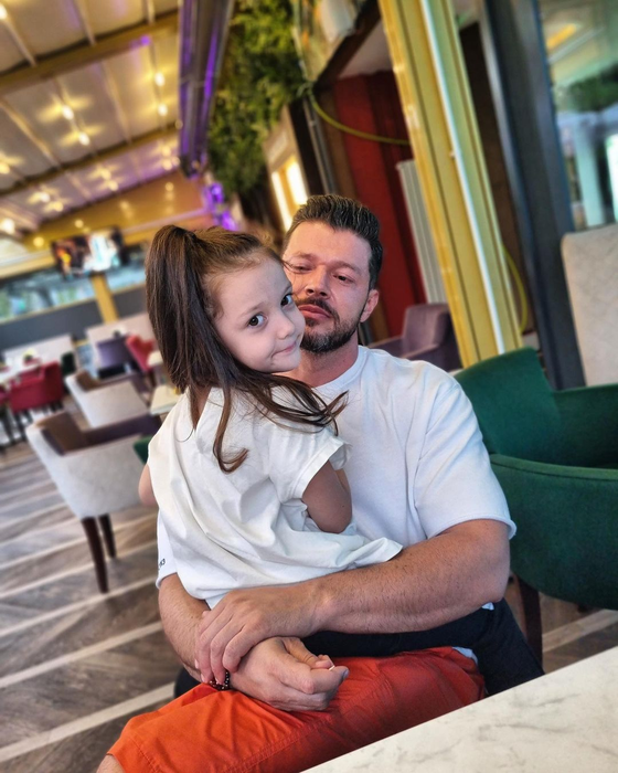 Ce făcea Victor Slav în timp ce Bianca Drăguşanu “spărgea” miile de euro cu Sofia, la Disneyland, de ziua ei. Avem imaginile