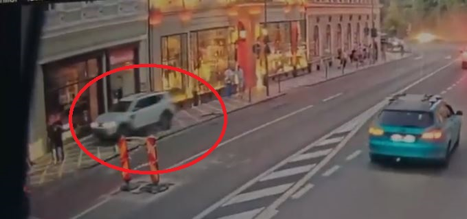 Accident tragic în Brașov: o mașină a intrat în plin în pietonii de pe trotuar. Două persoane au murit