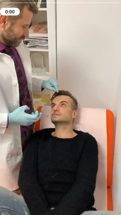 Răzvan Ciobanu a postat o poză cu el dezbrăcat pe Instagram. Când și-a dat seama că e prea de tot, designerul a șters-o! Dar noi am salvat-o