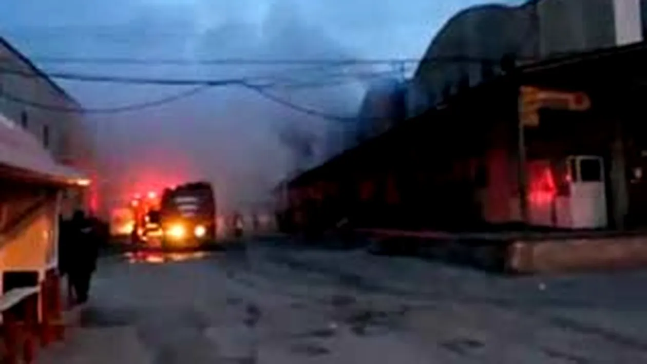 VIDEO Cladirea unui centru comercial din Iasi s-a prabusit partial in urma unui incendiu