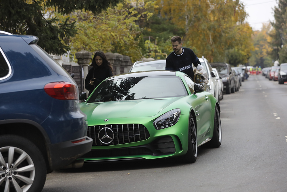 Se urcă în Mercedes-ul AMG GT-R al tânărului
