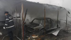 Atelier auto, în flăcări. În interior erau butelii de azot și oxigen. FOTO