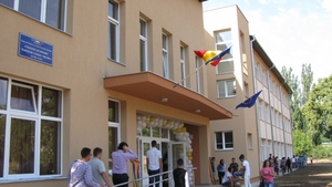 Incident de 8 martie la un colegiu din Oradea. O elevă a ajuns la spital după ce s-a tăiat la mâini