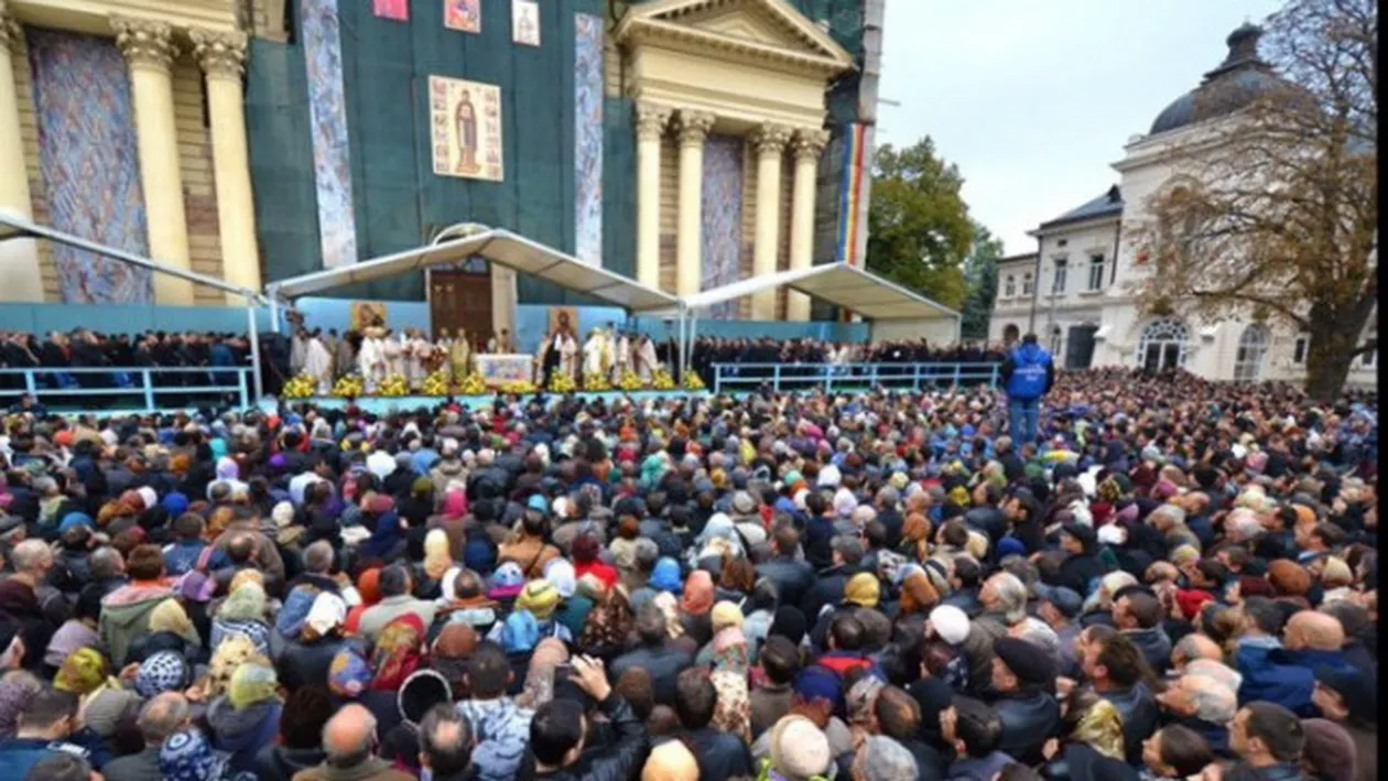 S-au inghesuit pe doi kilometri la moaştele Sfintei Parascheva. Au sarit de 25.000 de credinciosi!