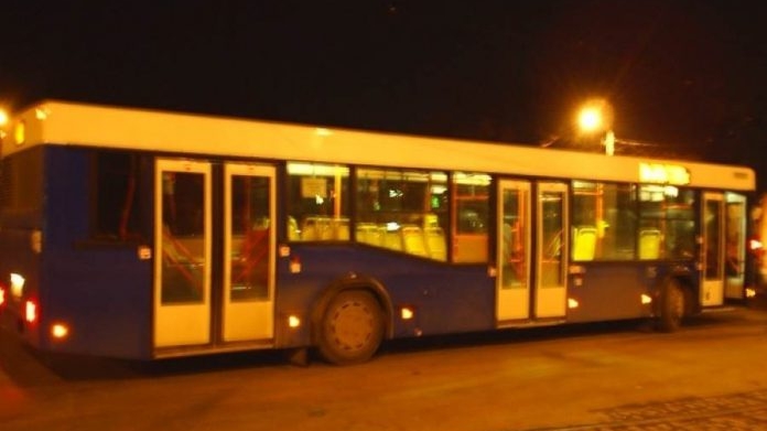 O tânără din Ploiești s-a rănit grav după ce a căzut dintr-un autobuz, aflat în mers