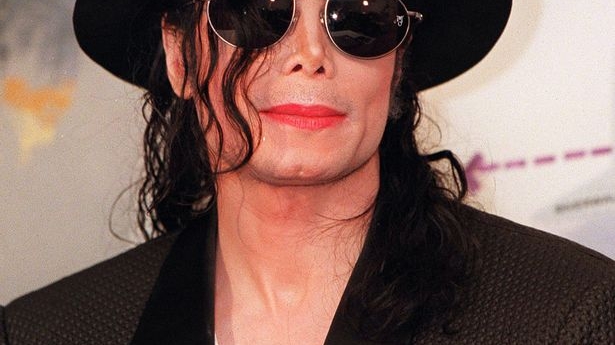 Moment îngrozitor! Faţa lui Cher a ajuns să se topescă! De la prea multe operaţii, artista seamănă acum cu Michael Jackson!