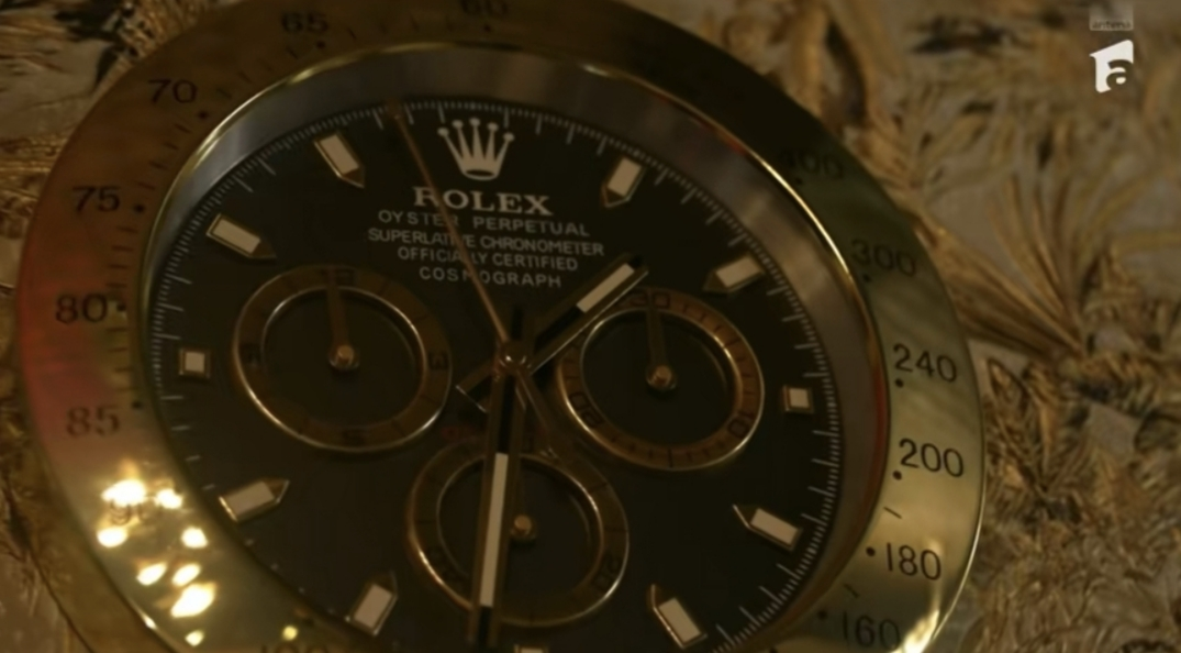 Cum arată casa în care locuiește Prințul Marco la Roma. Ceas Rolex în perete, tapet Gucci și perne Hermès