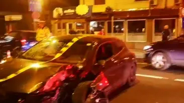 Un bărbat a murit după ce a fost lovit de o mașină în timp ce traversa pe culoarea roșie a semaforului