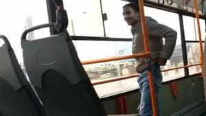 Râzi cu lacrimi! Ce replici savuroase au avut câțiva romi în autobuz, prinși fără mască de protecție
