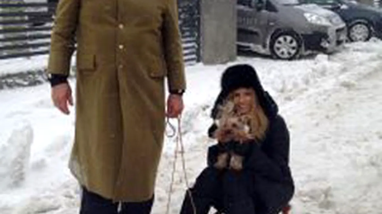 VIDEO Andreea Banica, trasa cu saniuta de un cunoscut portar de la noi! Cine crezi ca a plimbat-o astazi prin zapada?