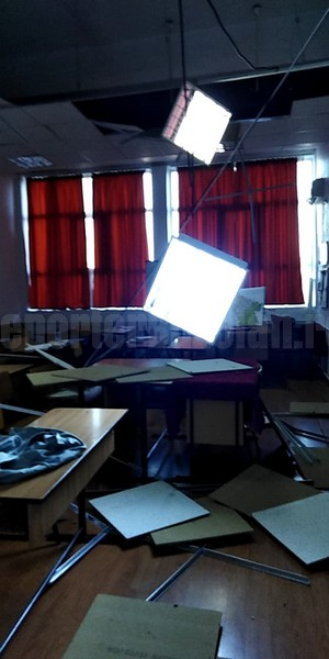 Tavan prăbușit peste elevii unui liceu din Buzău!