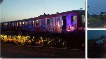 Un microbuz plin cu persoane, spulberat de tren în județul Timiș