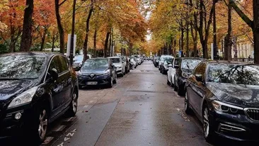 Atenție, șoferi! Klaus Iohannis a promulgat legea care permite Poliției Rutiere să ridice vehiculele parcate neregulamentar