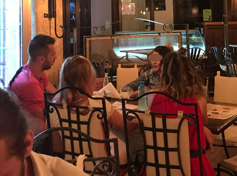 Tristan Tate, alături de trei tinere la un restaurant, în Ploiești