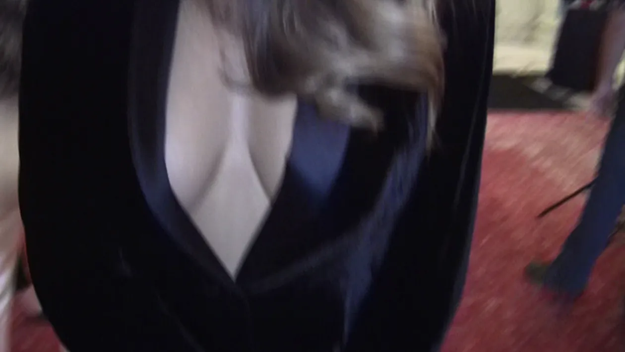 Iese rar la evenimente, dar cand o face nu trece neobservata! Vezi aici ce decolteu ravasitor a afisat Daiana Anghel!