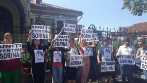 Este protest la Curtea de Apel Craiova. Susţinătorii Sorinei, fetița din Baia de Aramă, au venit înarmaţi cu pancarde