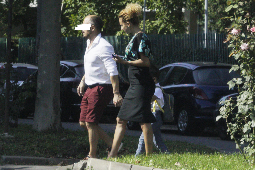 Blonda de care Cristian Georgescu pare că s-a îndrăgostit și-a dus copilul la școală împreună cu un alt bărbat