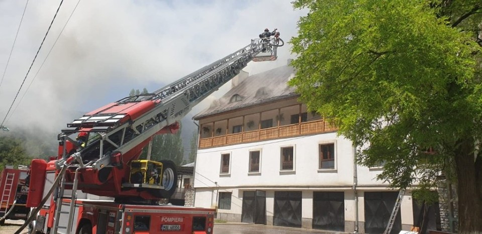 Incendiul de la Mănăstirea Râmeţ a fost stins după 7 ore. Jumătate din acoperișul ars s-a prăbușit