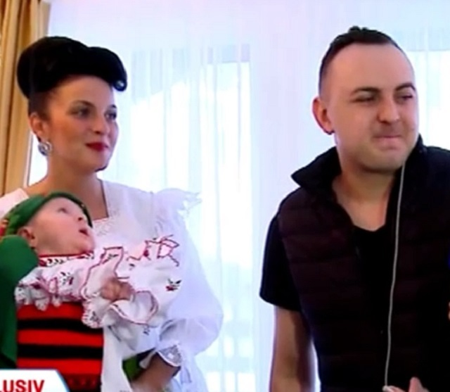 VASILICĂ CETERAŞU îşi botează fiica, naş e Nea MĂRIN. Primele imagini