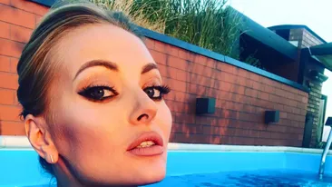 Delia a profitat de vremea bună și s-a relaxat la piscină! Vedeta a stârnit fanteziile bărbaților cu formele sale sexy, în costum de baie
