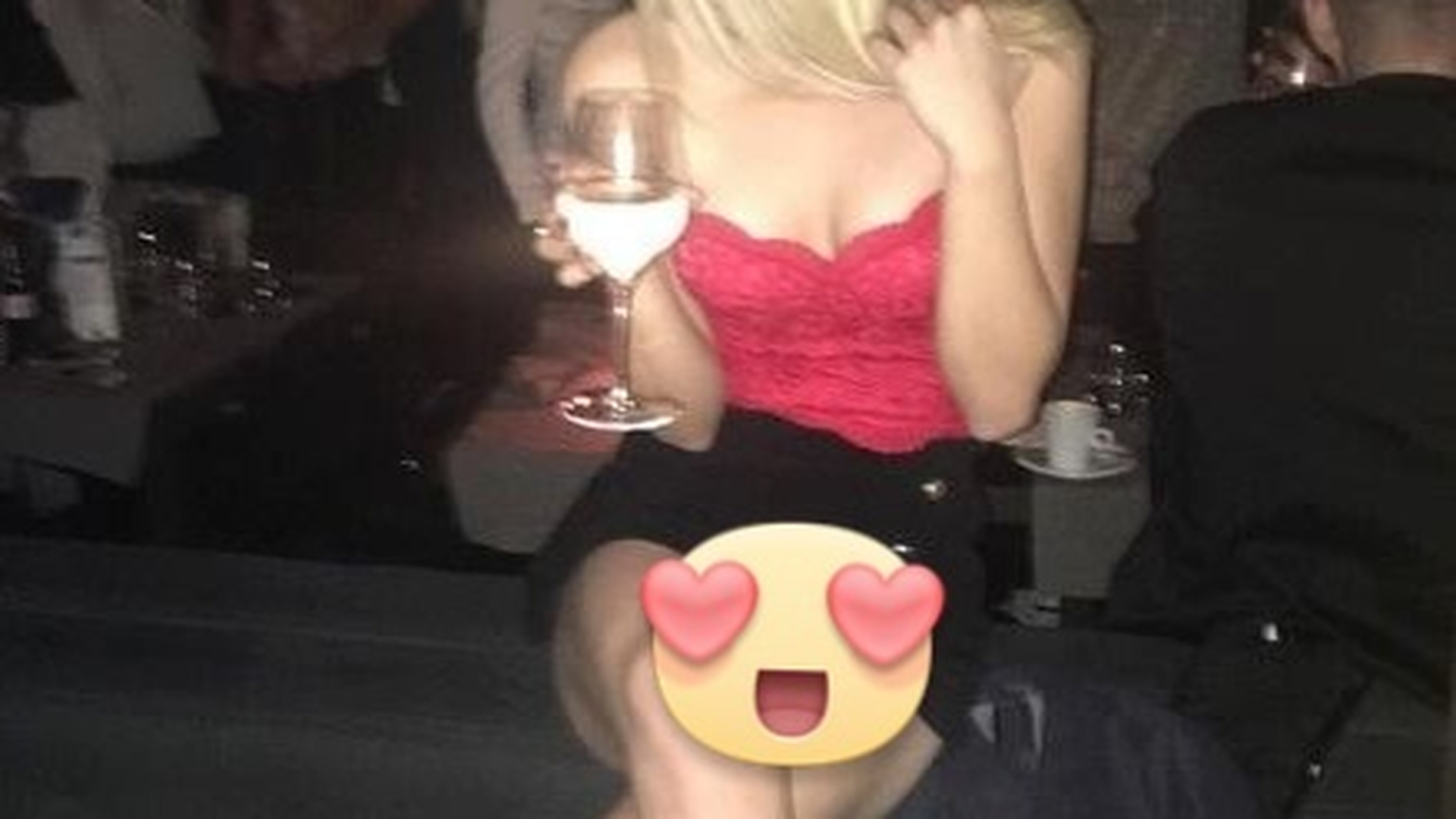A comis-o şi de data asta! O blondă celebră a pozat senzual, dar a ajuns să arate ce ascunde sub fustă