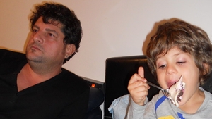 Tavi Colen incearca sa impace si capra si varza dar... Iubita lui sta bosumflata pe banca in timp ce el se hrajoneste cu fiul sau!