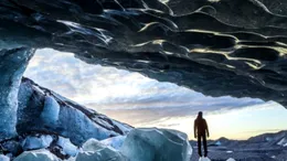 BANCUL ZILEI. Niște turiști găsesc o peșteră prin Apuseni: Bade, de ce pute așa îngrozitor aici?