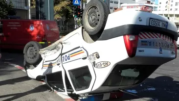 Accident cu mașina Poliției, în Pitești. Șoferul a fost rănit, în urma răsturnării autospecialei