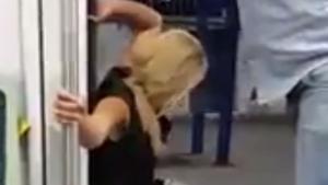 Uluitooooor! O tânără face pipi chiar în ușa metroului! Cum o ajută un călător VIDEO