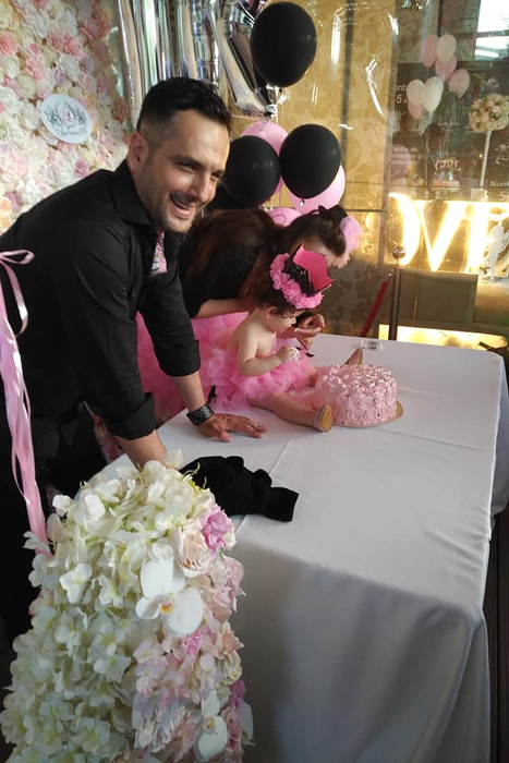 Fetița Cristinei Șișcanu a distrus unul dintre torturile sale! Imagini de senzație cu Petra și tatăl ei, care s-au umplut cu frișcă