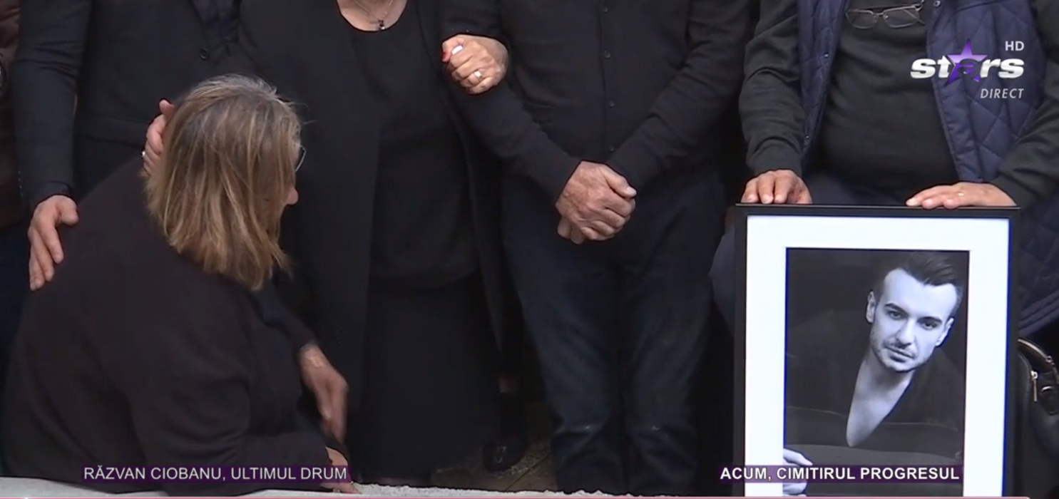 Mama lui Răzvan Ciobanu, îngenuncheată de durere la mormântul designerului. Elena s-a prăbușit după ce sicriul a fost băgat în groapă
