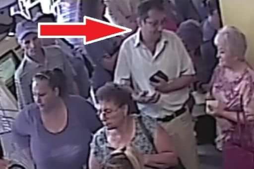 Escrocul stă la coadă la schimb valutar şi îşi alege victimele