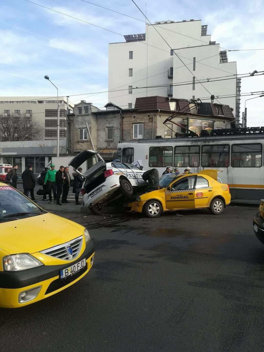 VIDEO / Accident spectaculos în Bucureşti! O maşină de poliţie s-a ciocnit violent cu un taxi, pe care l-a strivit