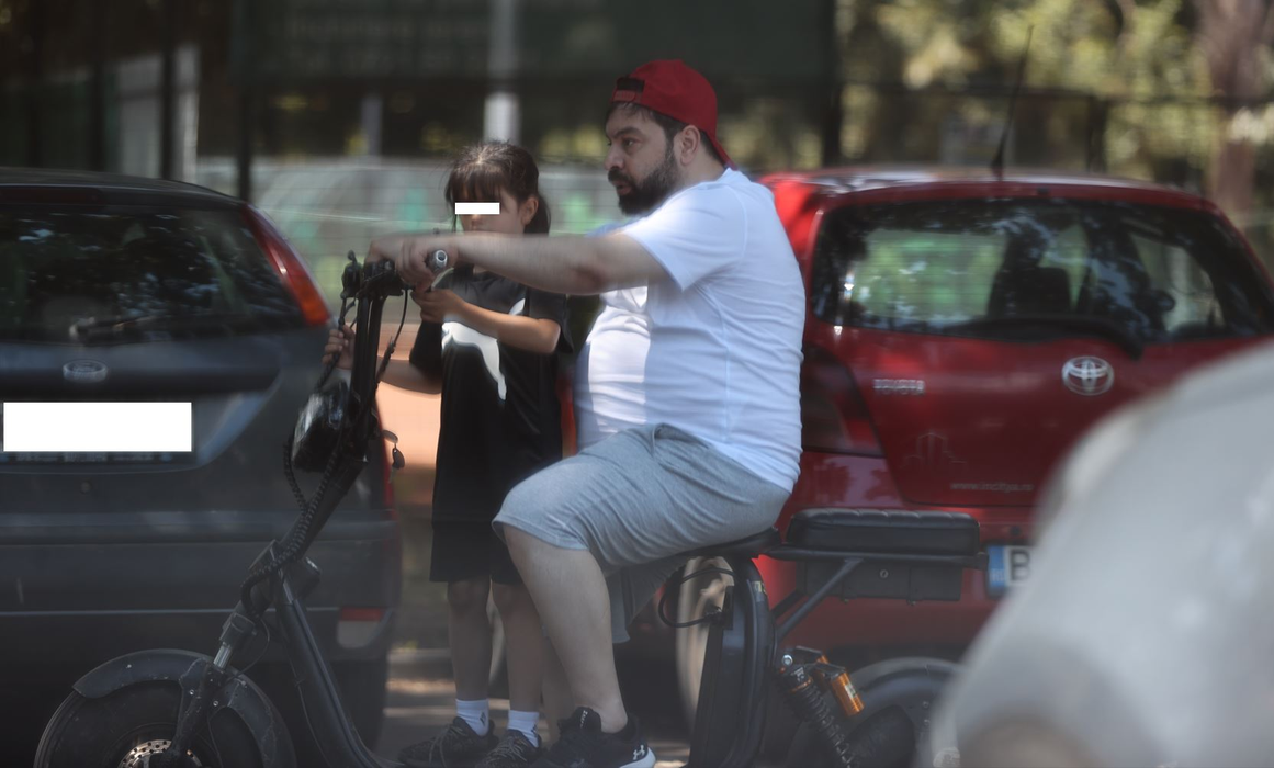 Florin Salam a ajuns pe scuter la restaurant, alături de fetița lui (Foto: CANCAN.RO)
