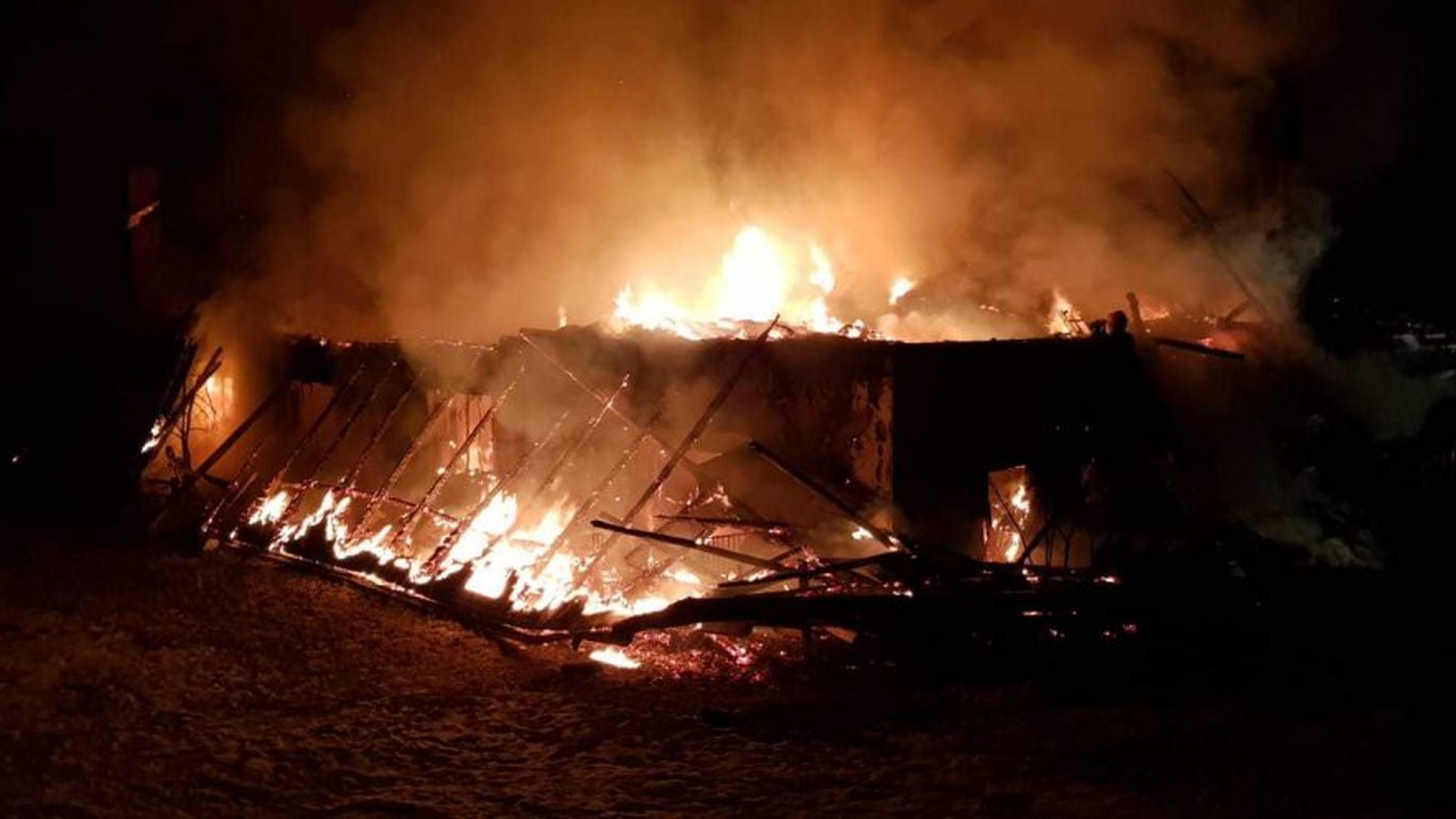 Incendiu puternic la o casă în Brașov! În zonă nu sunt hidranţi