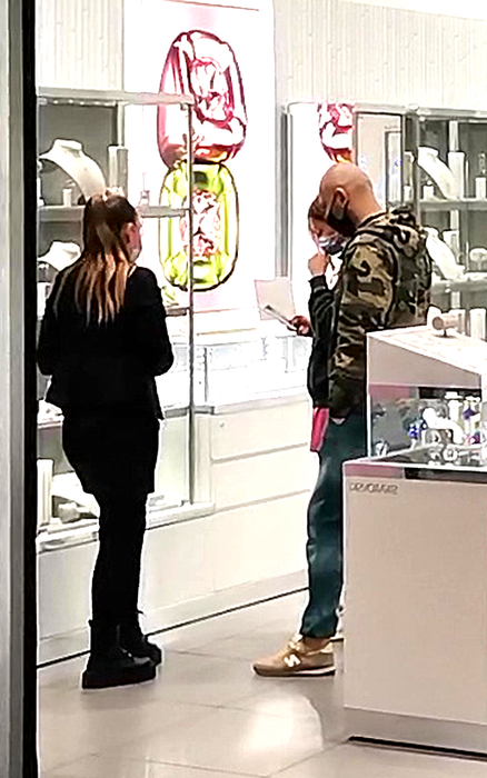 Alexandra Stan, la shopping cu "bodyguardul" după ce ar fi primit amenințări