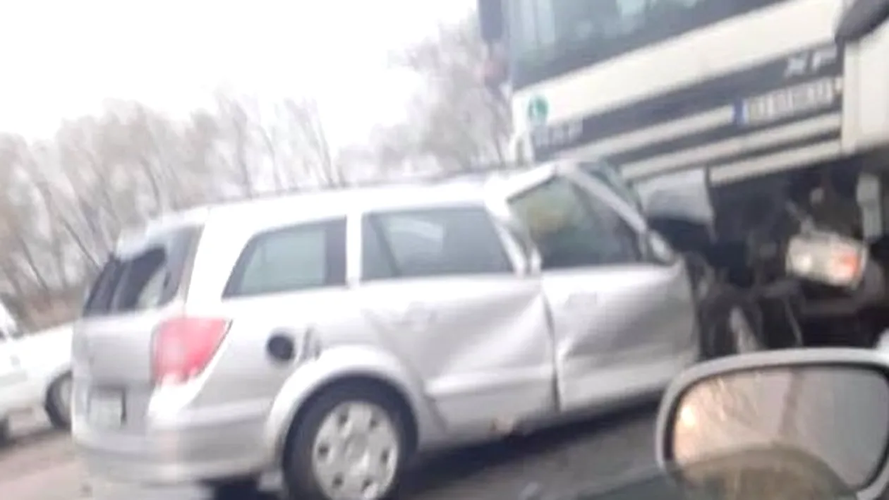 Accident tragic în Argeș. Un autoturism a intrat în coliziune cu un TIR. Șoferul a decedat pe loc