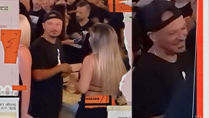 Puya s-a întreținut, la mare, cu o blondă sexy! Au stat la un ”șpriț”, iar ea l-a cuprins de ...