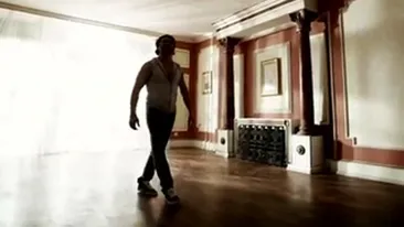 Cel mai asteptat videoclip al lui Pepe! Uite cum canta O femeie cat 100, piesa pentru Oana Zavoranu, intr-o casa ramasa fara mobila!