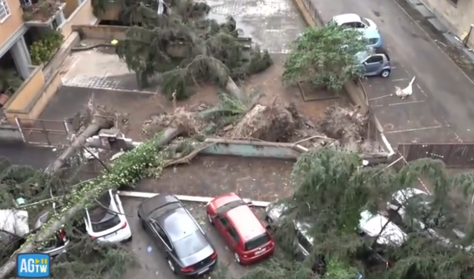 Roma, lovită de o tornadă violentă! Vortexul puternic a făcut prăpăd în capitala Italiei